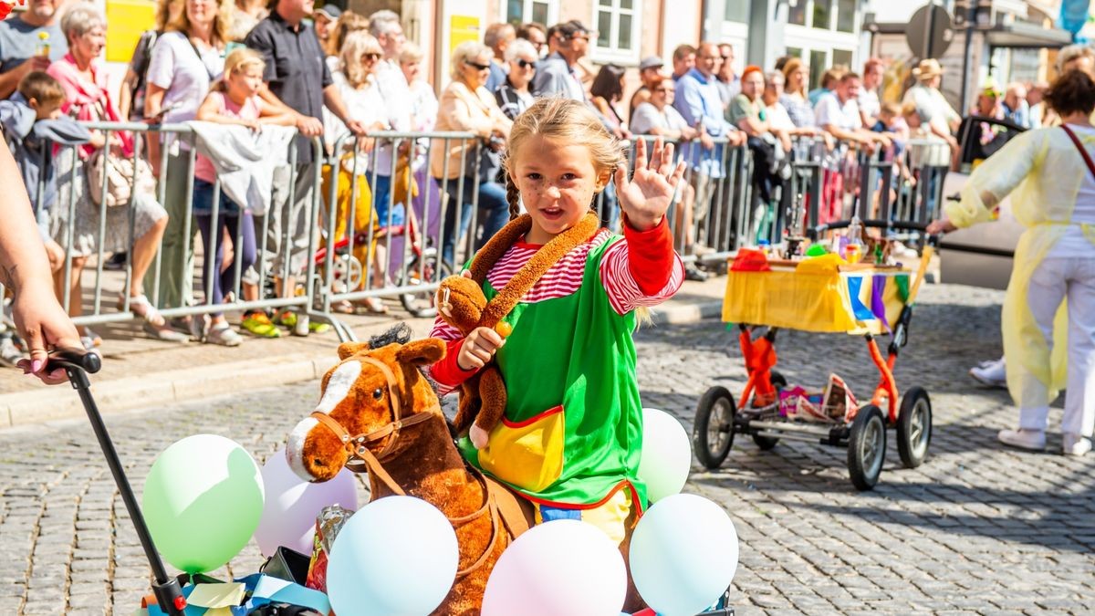 Mit zahlreichen Bildern zog am Sonntag der große Festumzug zur Mühlhäuser Stadtkirmes durch den Ort.