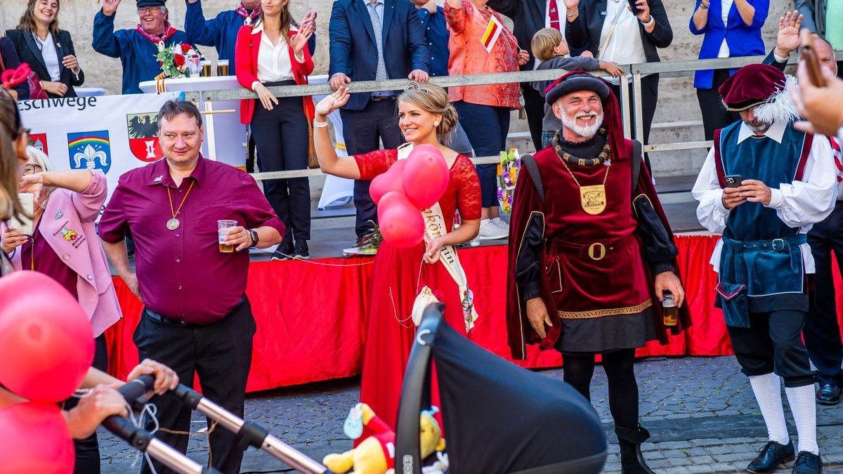 Mit zahlreichen Bildern zog am Sonntag der große Festumzug zur Mühlhäuser Stadtkirmes durch den Ort.