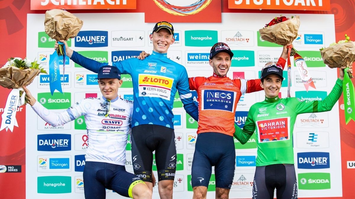 Georg Zimmermann (l-r), bester junger Fahrer, Jakob Geßner, Sieger der Bergwertung, Gesamtsieger Adam Yates und Pello Bilbao Lopez, der beste Sprinter.