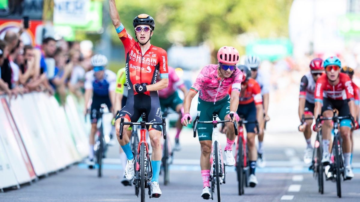 Pello Bilbao Lopez aus Spanien und Team Bahrain Victorious jubelt über den Tagessieg bei der Zieleinfahrt der 4. Etappe.