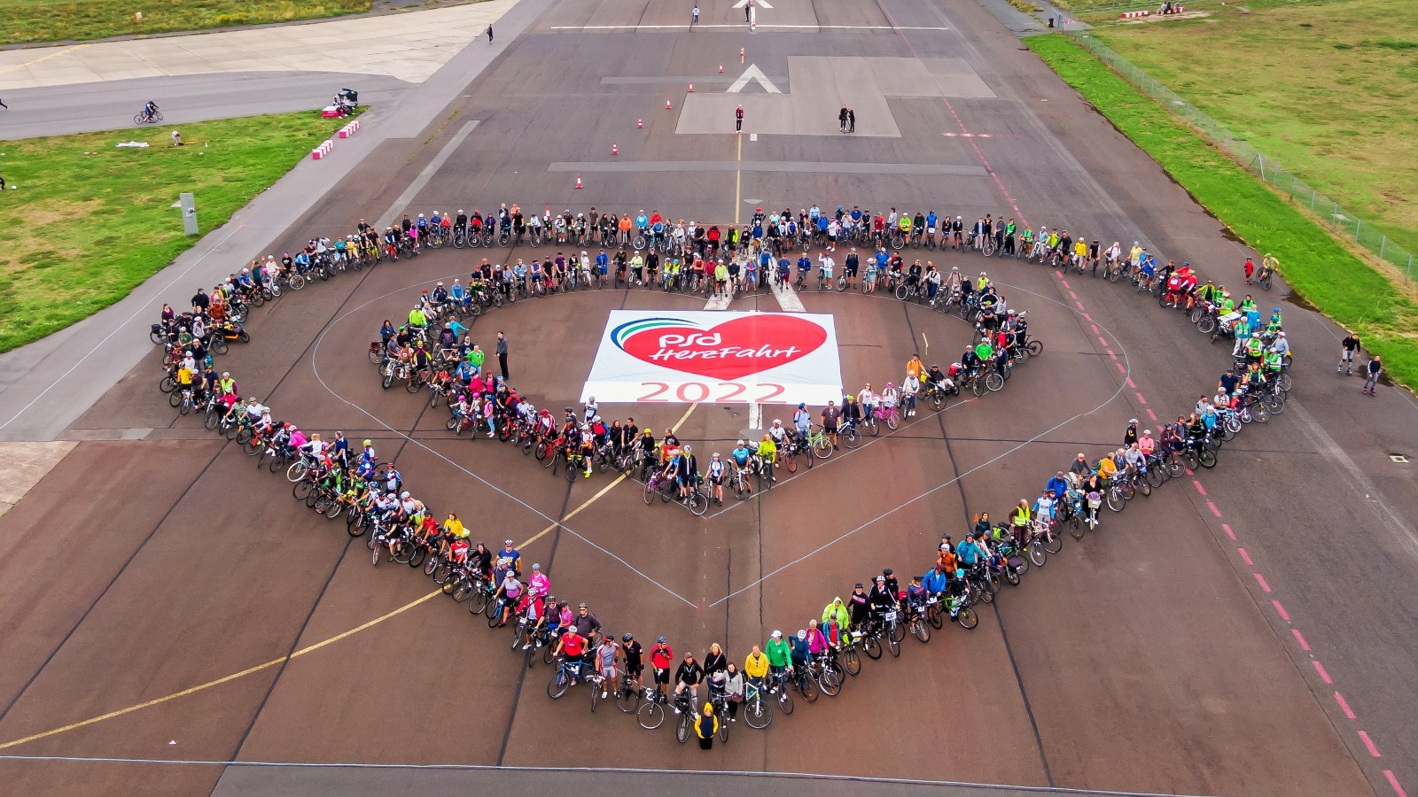Herzfahrt für kranke Kinder auf dem Tempelhofer Feld