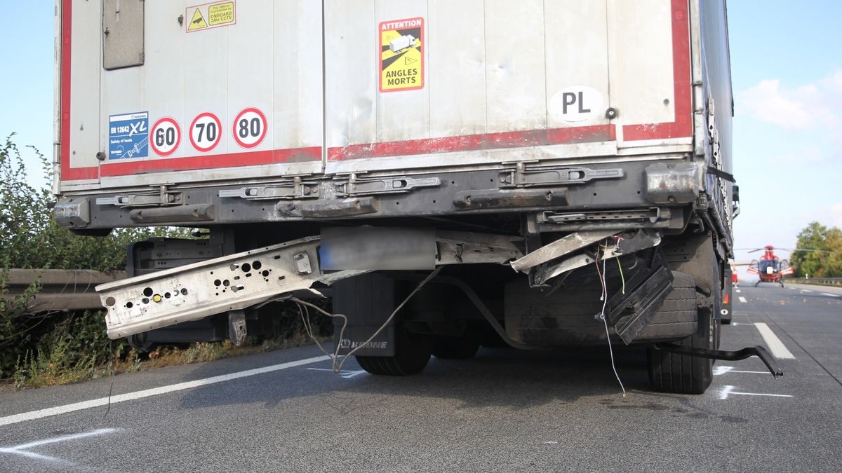 Nach ersten Erkenntnissen wechselte ein Lkw, der auf dem rechten Fahrstreifen fuhr, auf den linken Fahrstreifen, um einen auffahrenden Verkehrsteilnehmer auf dem Beschleunigungsstreifen Platz zu machen.