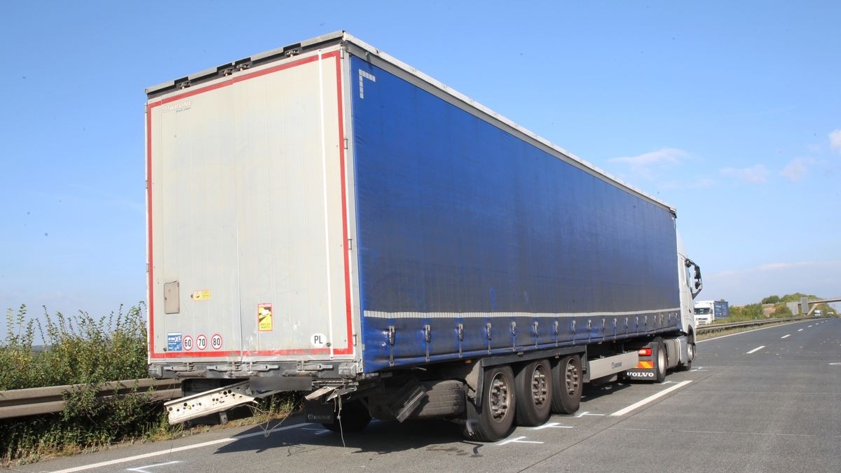 Dabei übersah er den von hinten kommenden Pkw auf der linken Spur, welcher daraufhin mit dem Lkw kollidierte.