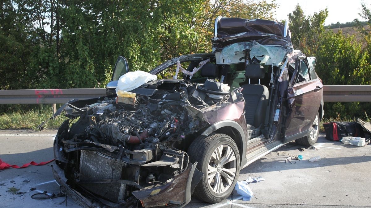 Bei einem schweren Unfall auf der A38 in Höhe Nordhausen sind Dienstagfrüh kurz vor 8 Uhr zwei Menschen verletzt worden.