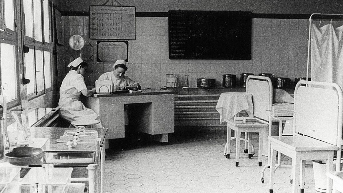 Der Kreißsaal der Landesfrauenklinik im Jahr 1957. Nach dem Krieg verlagerte sich die Geburtshilfe endgültig in die Klinik.