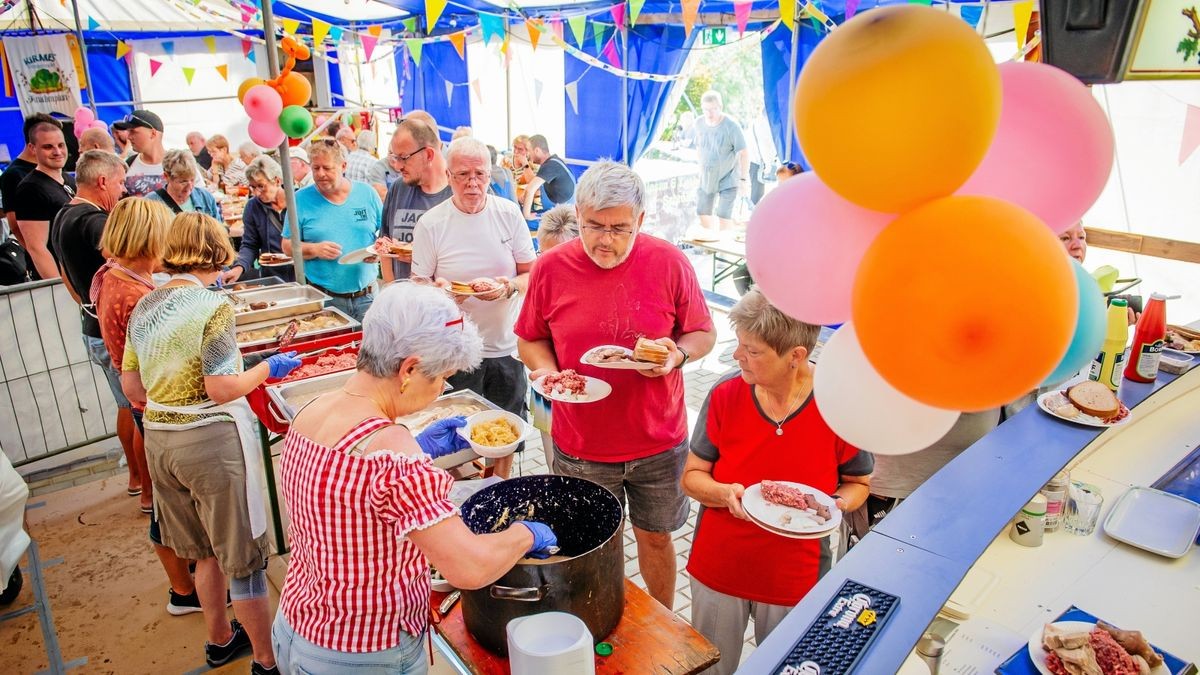 Anstehen für frisches Gehacktes, gebrühte Leber und Wellfleisch. Das Schlachtfest in der Kirmesgemeinde am Mühlhäuser Kruchenplan lockt mehrere Hundert Gäste.