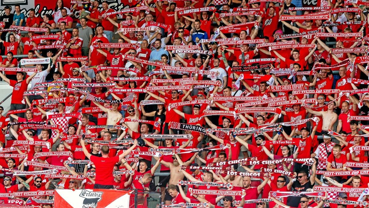 Die Fans des FC Rot-Weiß Erfurt fiebern dem Thüringen-Derby der Regionalliga am 18. September gegen den FC Carl Zeiss Jena entgegen.