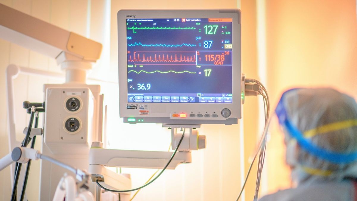 Ein Mitarbeiter einer Intensivstation hat den Monitor mit den Vitalfunktionen des Patienten im Blick. Im medizinischen Bereich wird viel Personal gesucht und dringend benötigt. Das Bild ist ein Archiv-Bild.