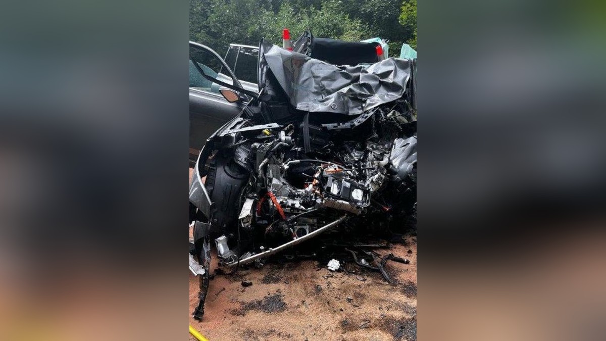 Der Fahrer wurde in seinem Fahrzeug eingeklemmt und konnte erst nach einer Stunde befreit werden.