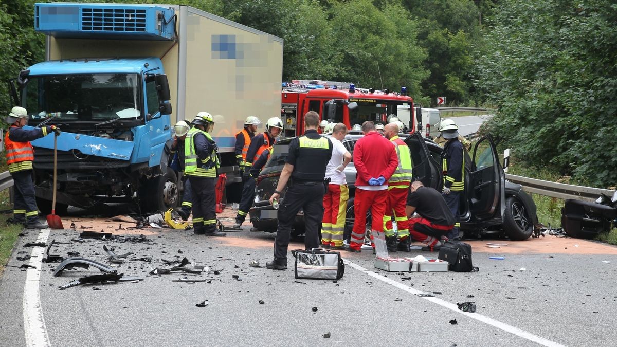 Der Fahrer wurde in seinem E-Fahrzeug eingeklemmt.