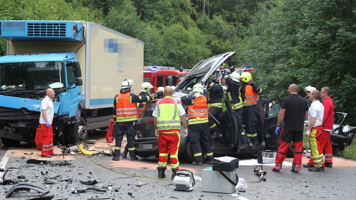 Er konnte erst nach einer Stunde schwerst verletzt befreit werden. 