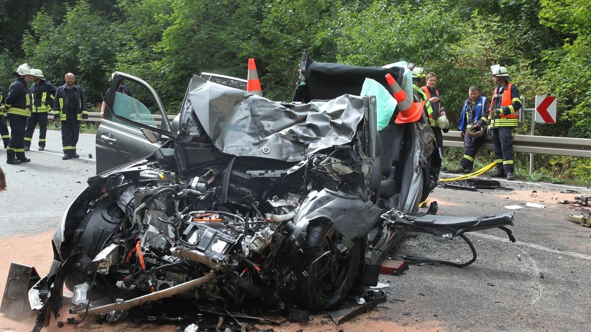 Aus bislang noch ungeklärter Ursache geriet ein Mercedes, der in Richtung Sondershausen unterwegs war, in den Gegenverkehr und kollidierte dort mit einem Lkw.