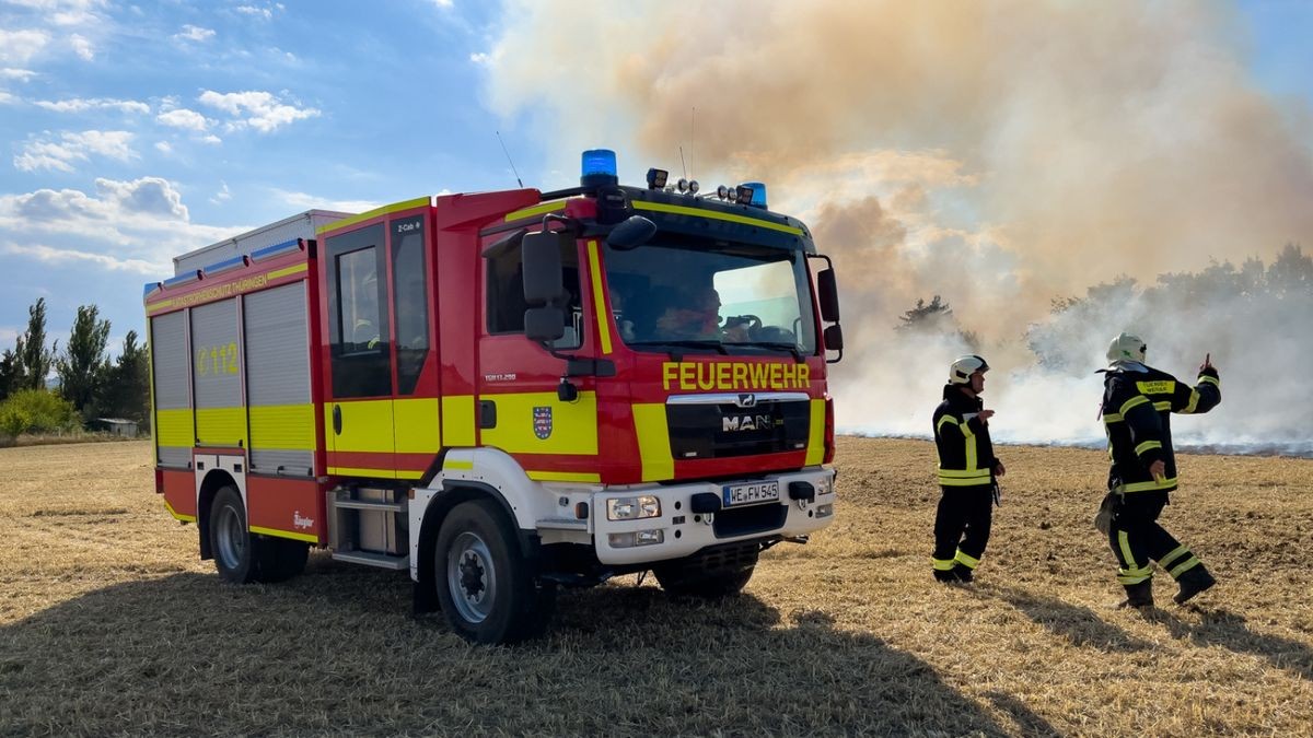 Feldbrand in Weimar greift auf Gärten über Feuerwehr rettet Personen