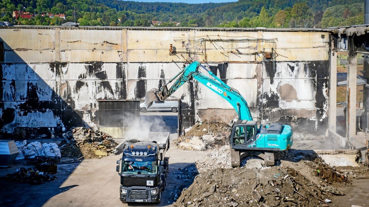 Wo einst die Produktionslinien vom abgebrannten Werk I standen, tragen jetzt Baumaschinen die letzten Schuttberge ab.