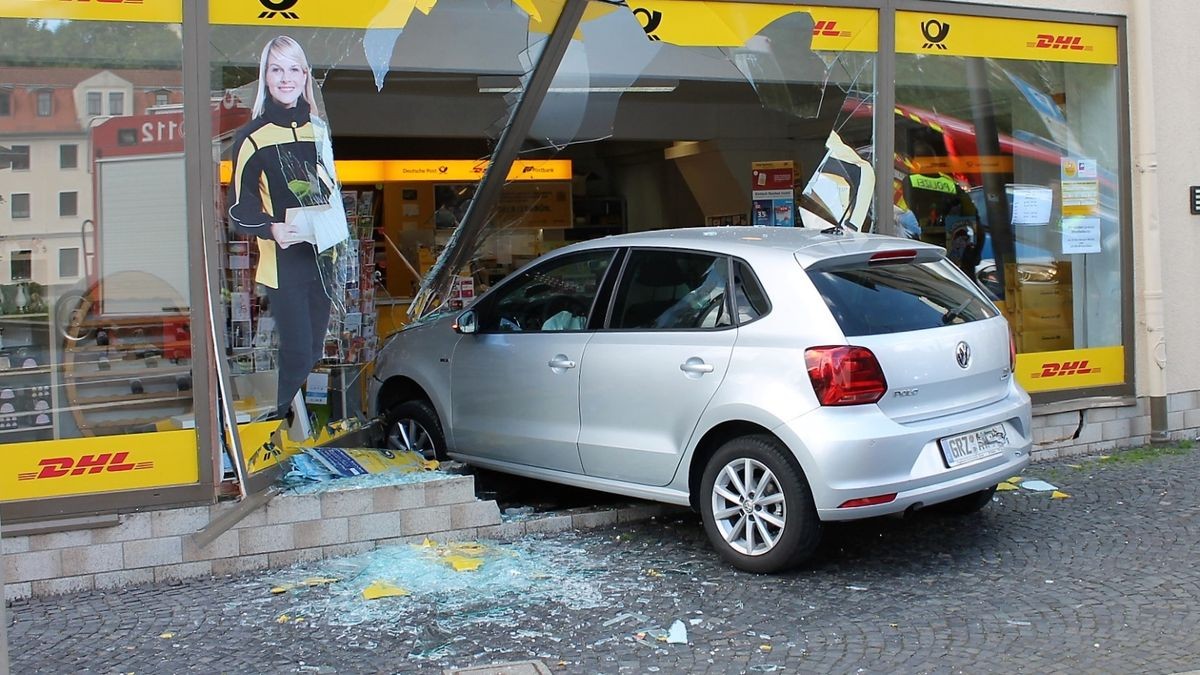 Am Freitagmittag (02.09.2022) ist ein Auto in das Schaufenster der Postfiliale der Bruno-Bergner-Straße in Greiz gekracht.