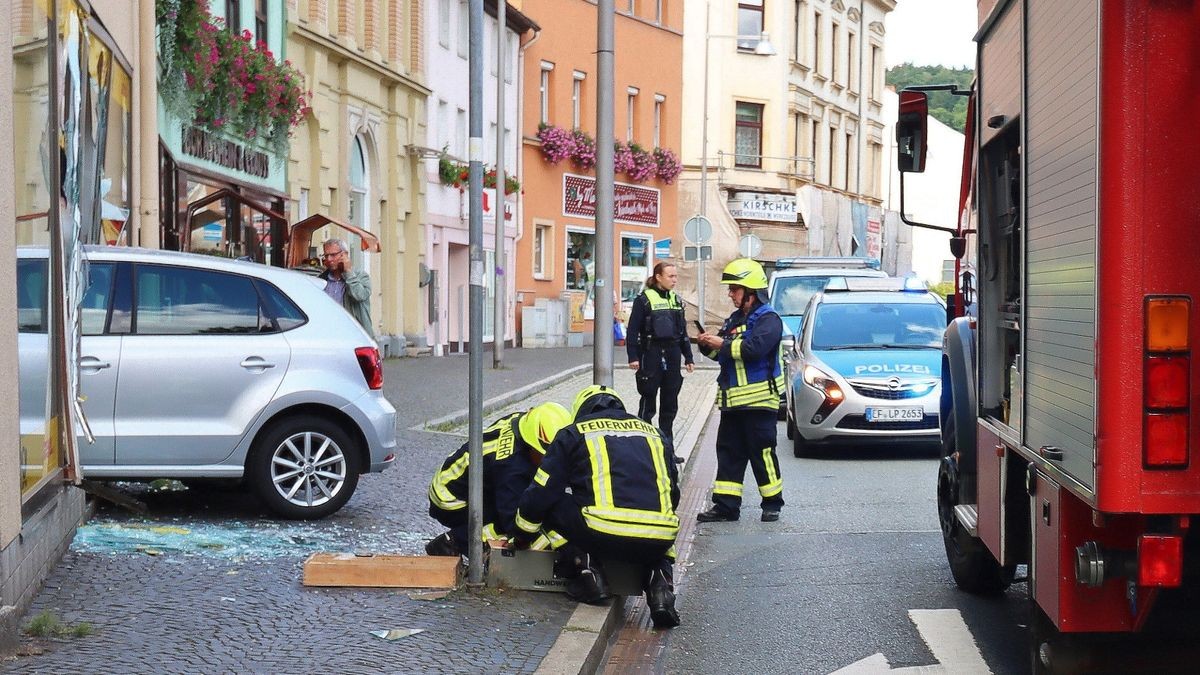 Die Fahrerin eines VW Polo wollte offenbar vom Elsterufer-Parkplatz auf die Hauptstraße fahren, verwechselte aber vermutlich Bremse und Gas.