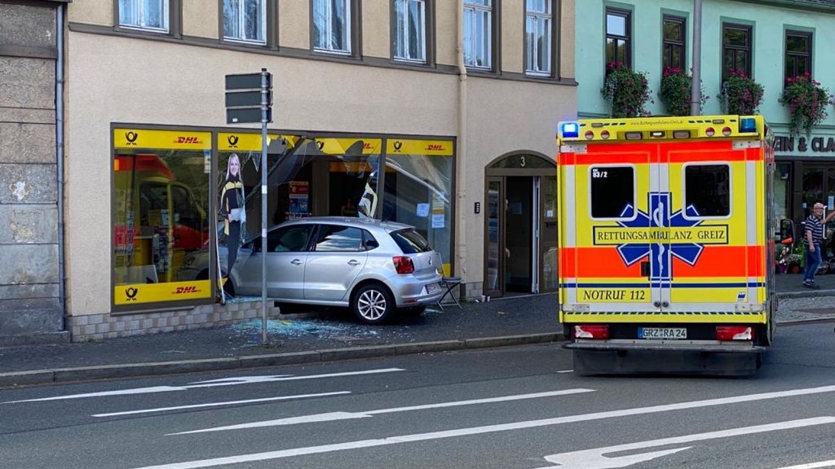 Die Frau muss einen Schutzengel gehabt haben: Kein Auto kreuzte zu der Zeit die Straße, kein Fußgänger und kein Kunde der Postfiliale wurden verletzt.