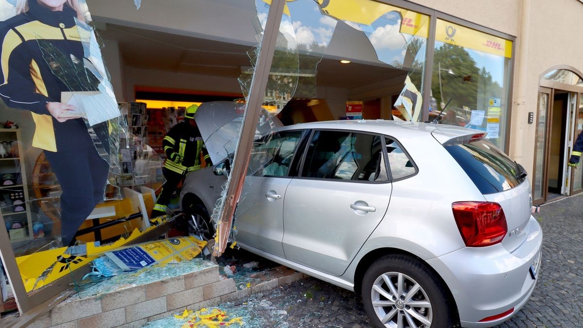 Am Freitagmittag fuhr ein Auto geradewegs in das Schaufenster der Postfiliale der Bruno-Bergner-Straße. Die Fahrerin eines VW Polo wollte vom Elsterufer-Parkplatz auf die Hauptstraße fahren, verwechselte aber vermutlich Bremse und Gas. Die Frau muss einen Schutzengel gehabt haben. Kein Auto kreuzte zu der Zeit die Straße, kein Fußgänger und kein Kunde der Postfiliale wurde verletzt. Am Gebäude seien etwa 20.000 Euro Schaden entstanden und in der Filiale Interieur im Wert von 10.000 Euro zu Bruch gegangen, darunter ein Geldautomat. 