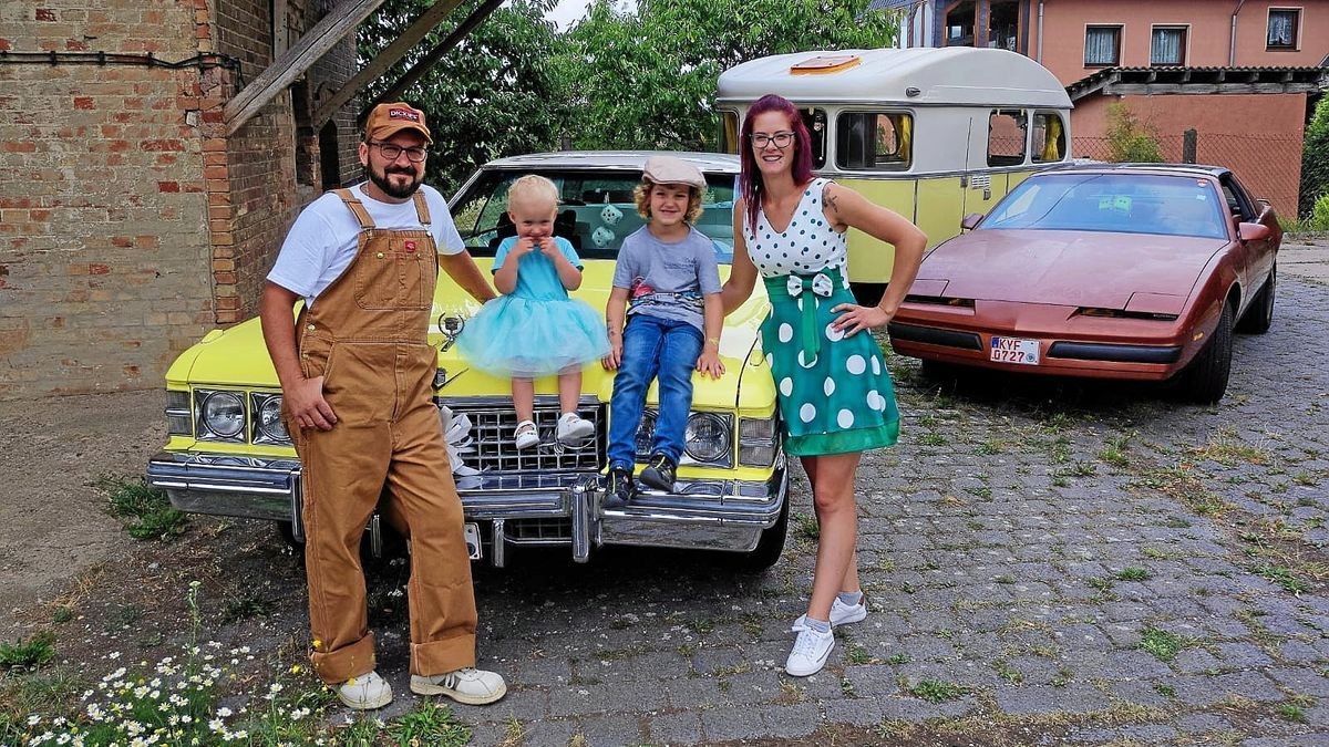 Stefan Vollmer, Ehefrau Jenny und die beiden Kinder Noah (6) und Nele (2) sind Fans der US-amerikanischen Automodelle, besitzen momentan einen gelben 1974er Cadillac Sedan DeVille und einen braunen 1985er Pontiac Trans Am. 