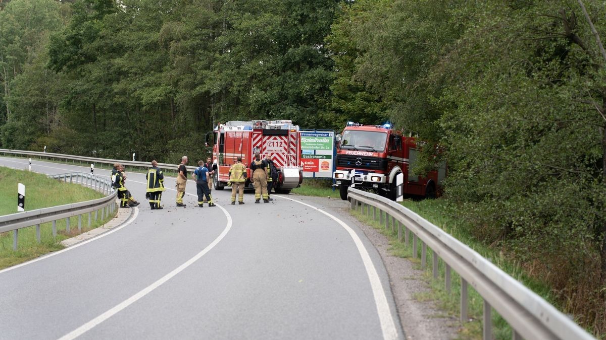 Der Motorradfahrer wurde beim Zusammenstoß schwer verletzt, der Fahrer des Autos erlitt leichte Verletzungen.