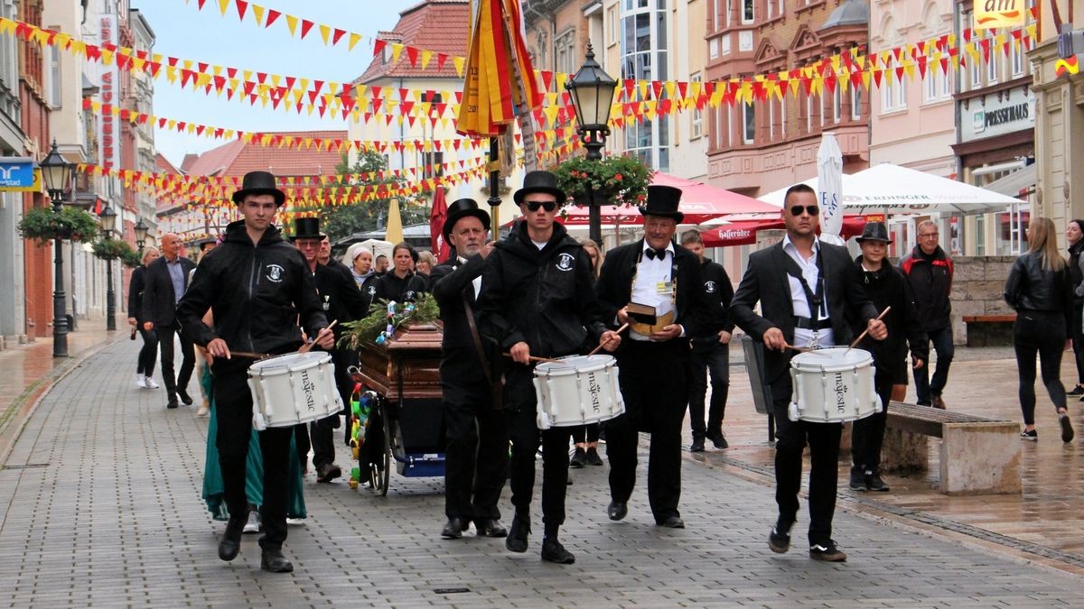 Mit Wehklagen, Trommeln und Sarg zog die Kirmesgemeinde Zöllnersgasse durch Mühlhausens Innenstadt, um die Kirmes zu Grabe zu tragen.