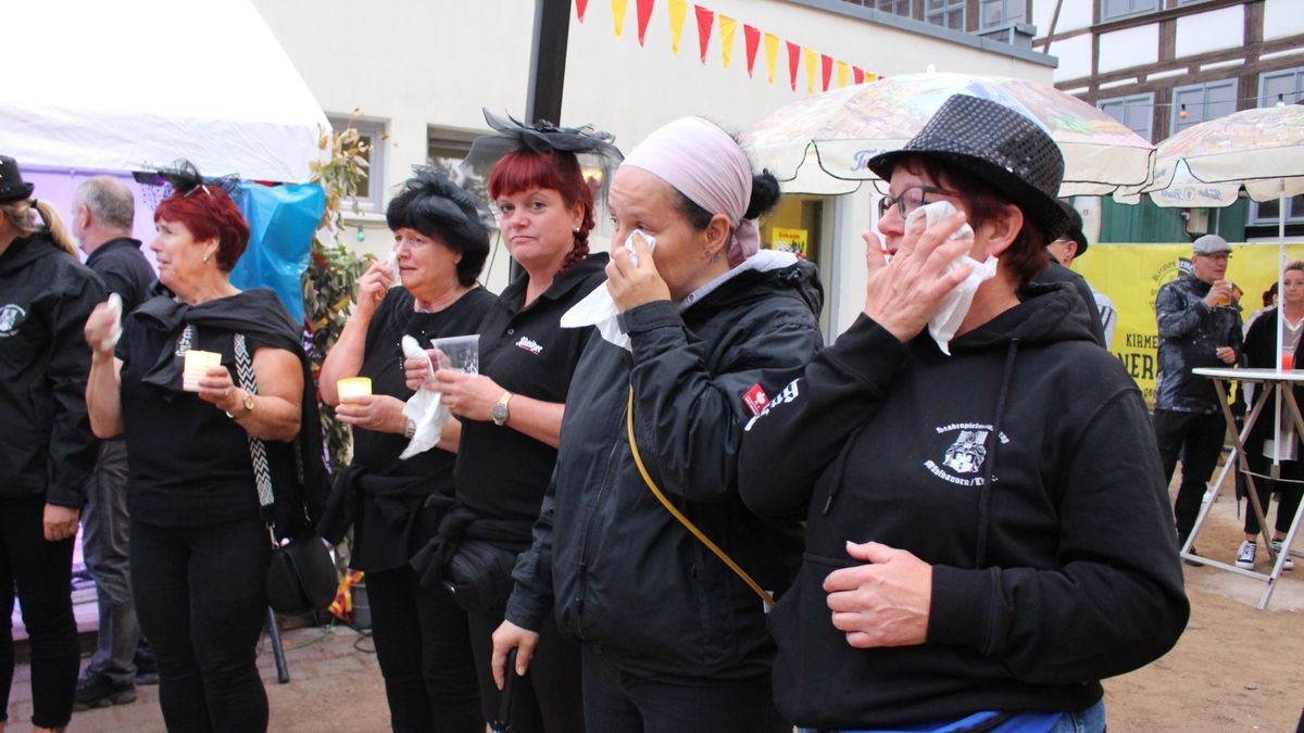 Tränen flossen am Samstagabend in der Kirmesgemeinde Zöllnersgasse bei der Beerdigung der Kirmes.