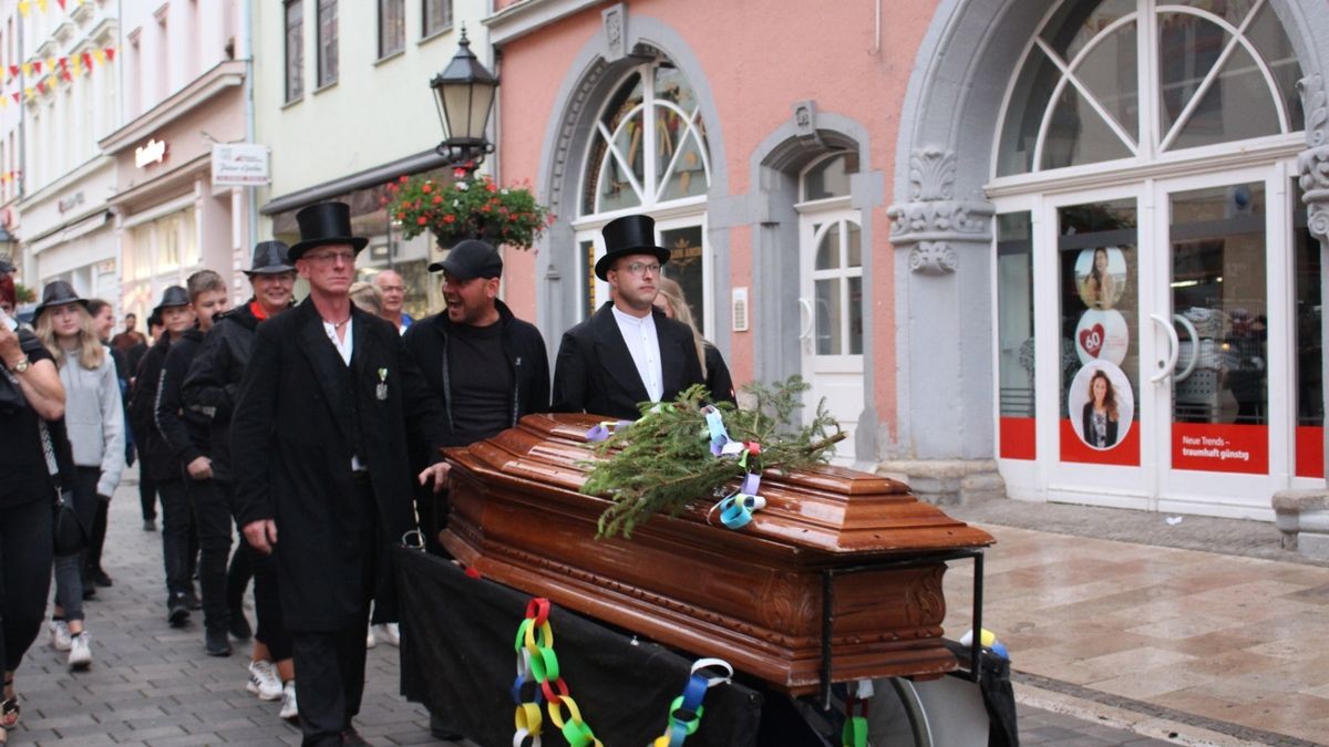 Mit Wehklagen, Trommeln und Sarg zog die Kirmesgemeinde Zöllnersgasse durch Mühlhausens Innenstadt, um die Kirmes zu Grabe zu tragen.