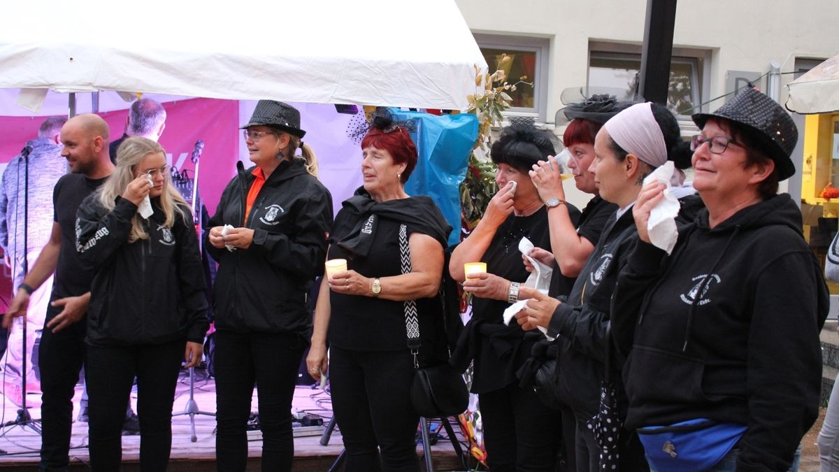 Unter vielen Tränen wurde am Samstagabend in der Kirmesgemeinde Zöllnersgasse die Kirmes beerdigt, die Trauer war natürlich nur gespielt, denn im nächsten Jahr gibt es wieder eine Kirmes.