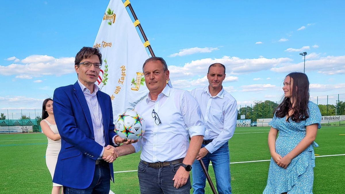 Birkungens Ortsteilbürgermeister Michael Apel (CDU/links) überreicht Arno Rabe, Vereinsvorsitzender der SG Birkungen, einen neuen Spielball.  