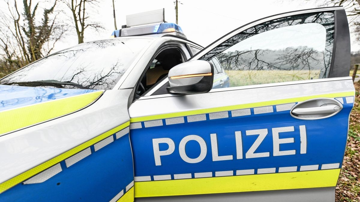 Die Polizei ermittelt gegen einen Mann, der zwei Menschen mit Scheren beworfen hat. (Symbolfoto).