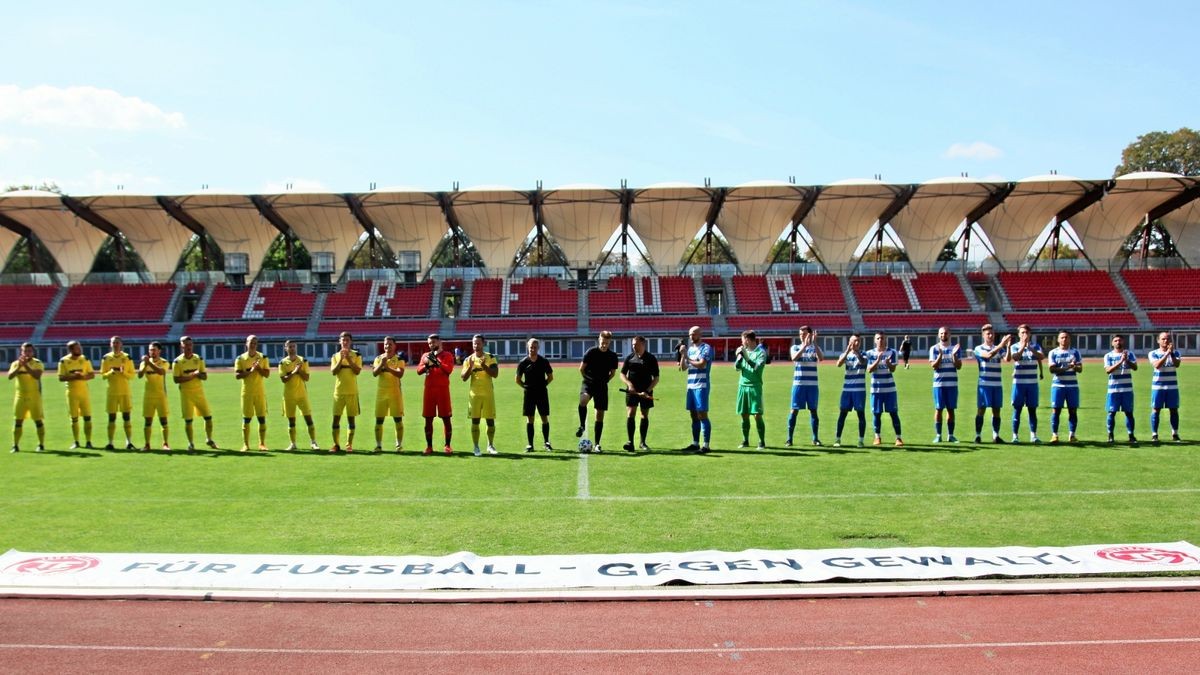 „Für Fußball – Gegen Gewalt“ stand auf dem Banner des TFV. Es war vor dem Pokalspiel Sondershausen gegen Nordhausen am Spielfeldrand ausgebreitet, aber von den Teams nicht hochgehalten worden.