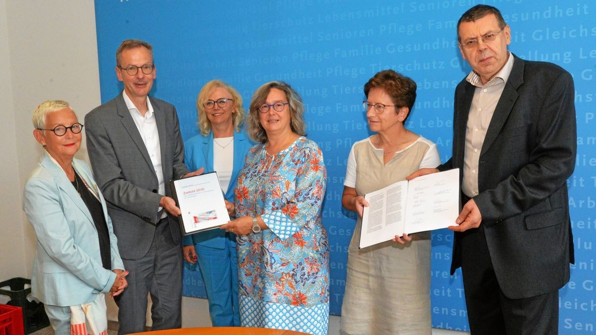 Ellen Lundershausen (Landesärztekammer, von links), Rainer Striebel (AOK), Annette Rommel (Kassenärztliche Vereinigung), Gesundheitsministerin Heike Werner, Gundula Werner (Landeskrankenhausgesellschaft) und Arnim Findeklee (Verband der Ersatzkassen) übergeben das unterzeichnete „Zielbild Gesundheit 2030“.   