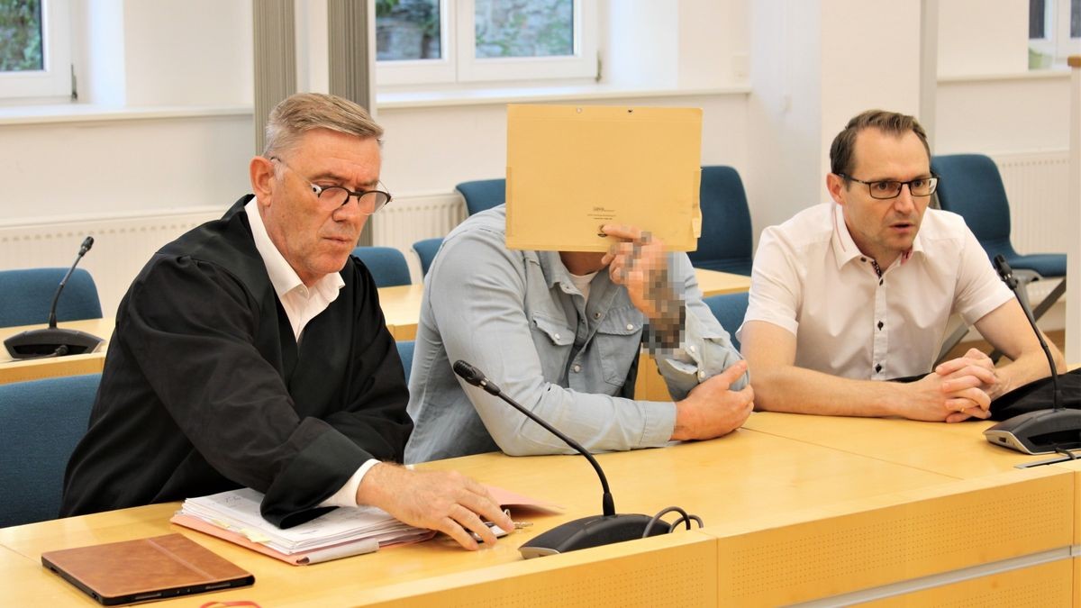 Wegen versuchten Mordes muss sich seit dem 16. August 2022 ein 33-Jähriger aus dem Weimarer Land vor dem Landgericht Erfurt verantworten. Im Bild: Der Angeklagte mit seinen Verteidigern Udo Freier (l.) und Alexander Giehler (Archivfoto).