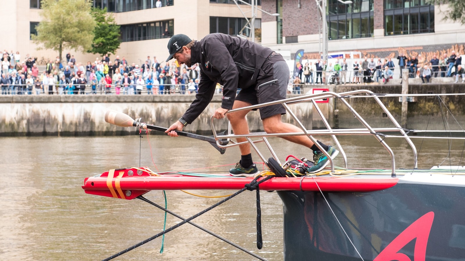 Boris Herrmann Schiffstaufe mit Hindernissen im Hamburger Hafen