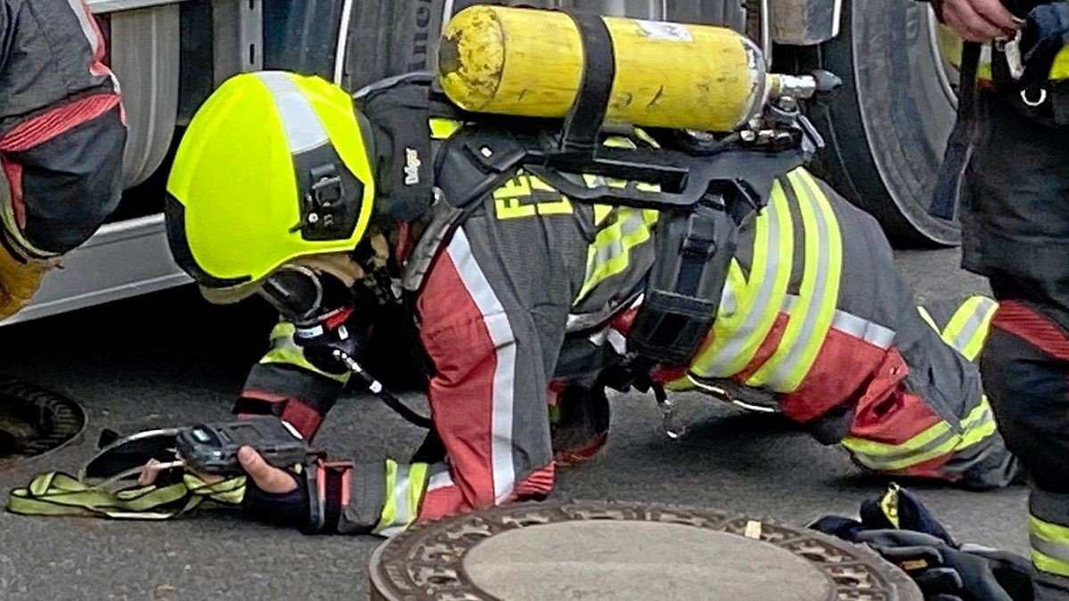 Ein Feuerwehrmann misst die Gaskonzentration. Weil Gas schwerer ist als Luft, hätte dieses in die Kanalisation einströmen können. 