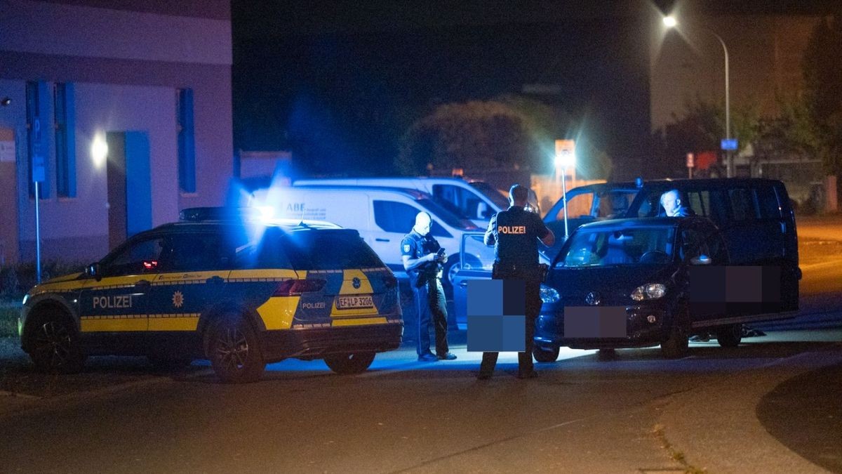 Ein lebloser Mann ist in der Otto-Schott-Straße in Weimar am frühen Mittwochmorgen entdeckt worden.