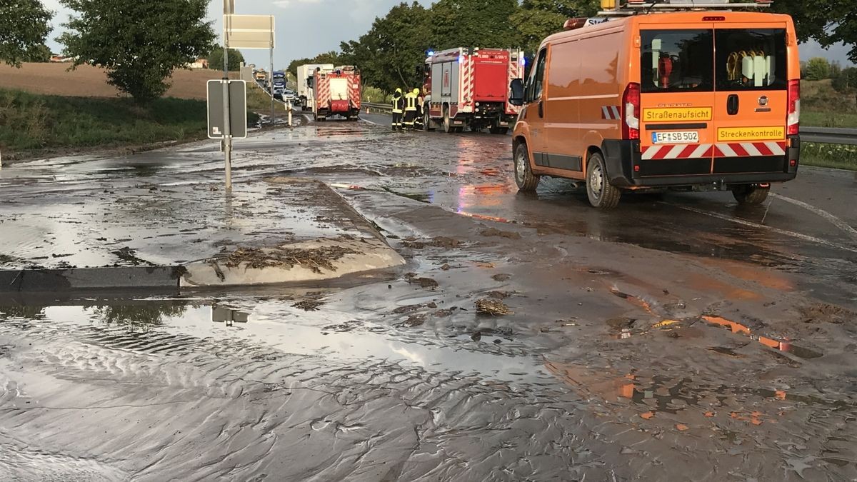 Bei Quirla im Saale-Holzland-Kreis wurde am Mittwochabend eine Straße von einer Schlammlawine überspült.