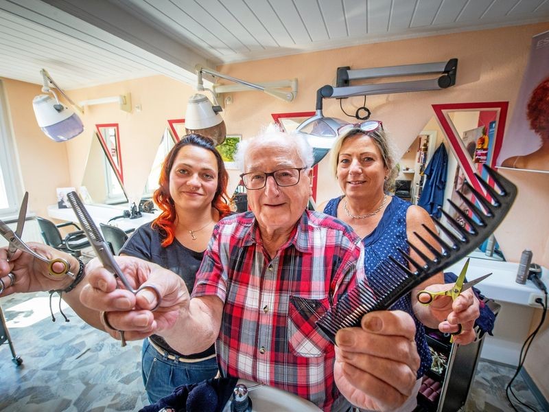 Die Kraft von Kamm und Schere: Friseurmeister Helmut Faupel aus ...