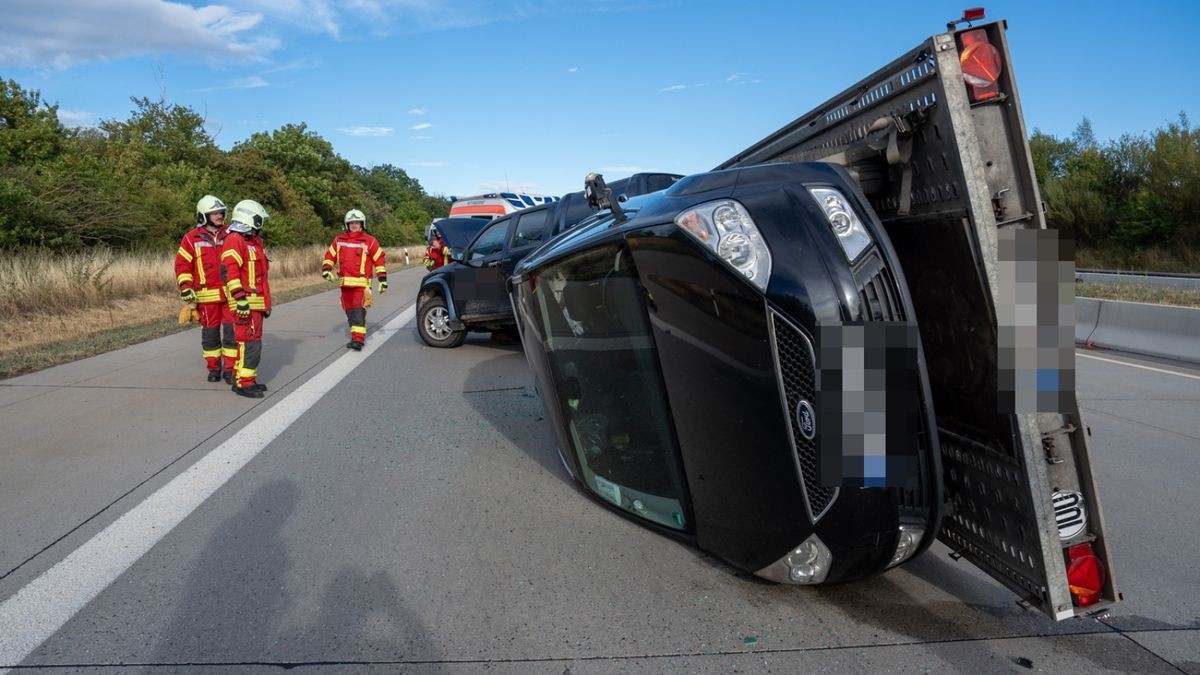 Das mit einem Auto beladene Fahrzeuggespann geriet aus bisher unbekannten Gründen ins schleudern, kollidierte mit der Leitplanke und kippte schließlich auf die Seite.