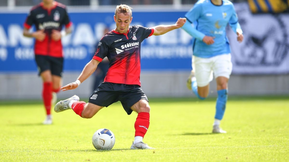 Kay Seidemann bereitet hier das 1:0 durch Artur Mergel vor und erzielte später den 3:0-Endstand.