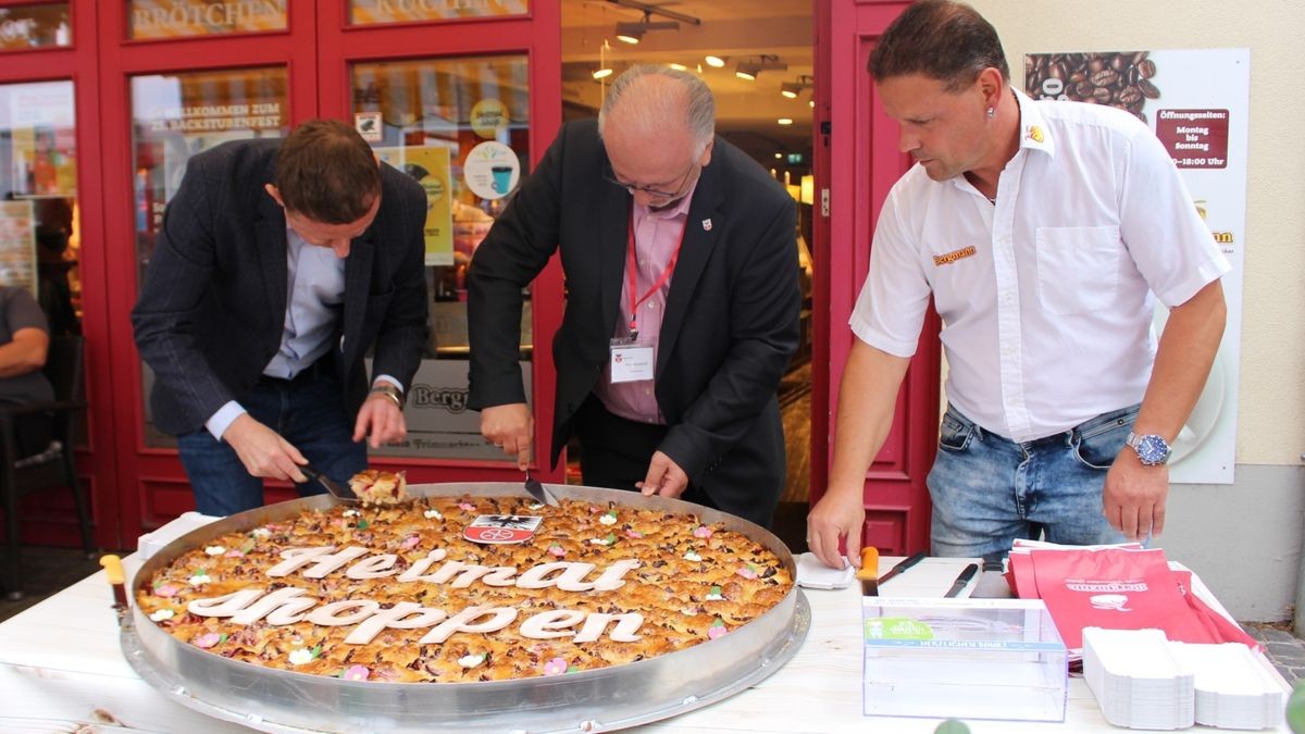 Traditionell wird dabei ein Kuchen für den guten Zweck angeschnitten, diesmal spendiert die Bäckerei Bergmann einen Pflaumenkuchen.