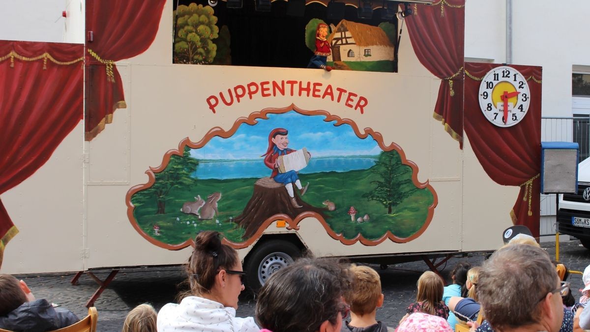 Auf dem Brunnenplatz gibt es ein Angebot für Kinder, unter anderem Puppentheater.