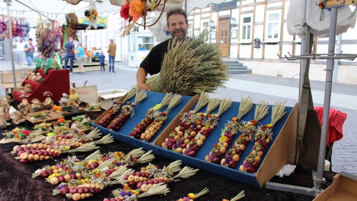 Gunter Krause aus Sömmerda verkauft unter anderem Zwiebelzöpfe und Trockensträuße auf dem Bauernmarkt.