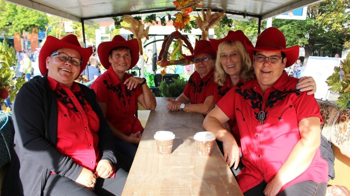 Im Bild von den Cherry Line Dancers Sömmerda Ines Rollberg, Bärbel Schmidt, Heiderose Thormeyer, Steffi John und Ramona Starke (von links).