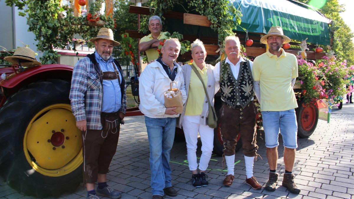 Im Bild vom Heimatverein Tunzenhausen vorn von links Ralf Güldner, Wolfgang Paul, Ronny Goltzsche, Roland Schmidt, Dirk Dathan und auf dem Wagen Ulrich Schinköthe.