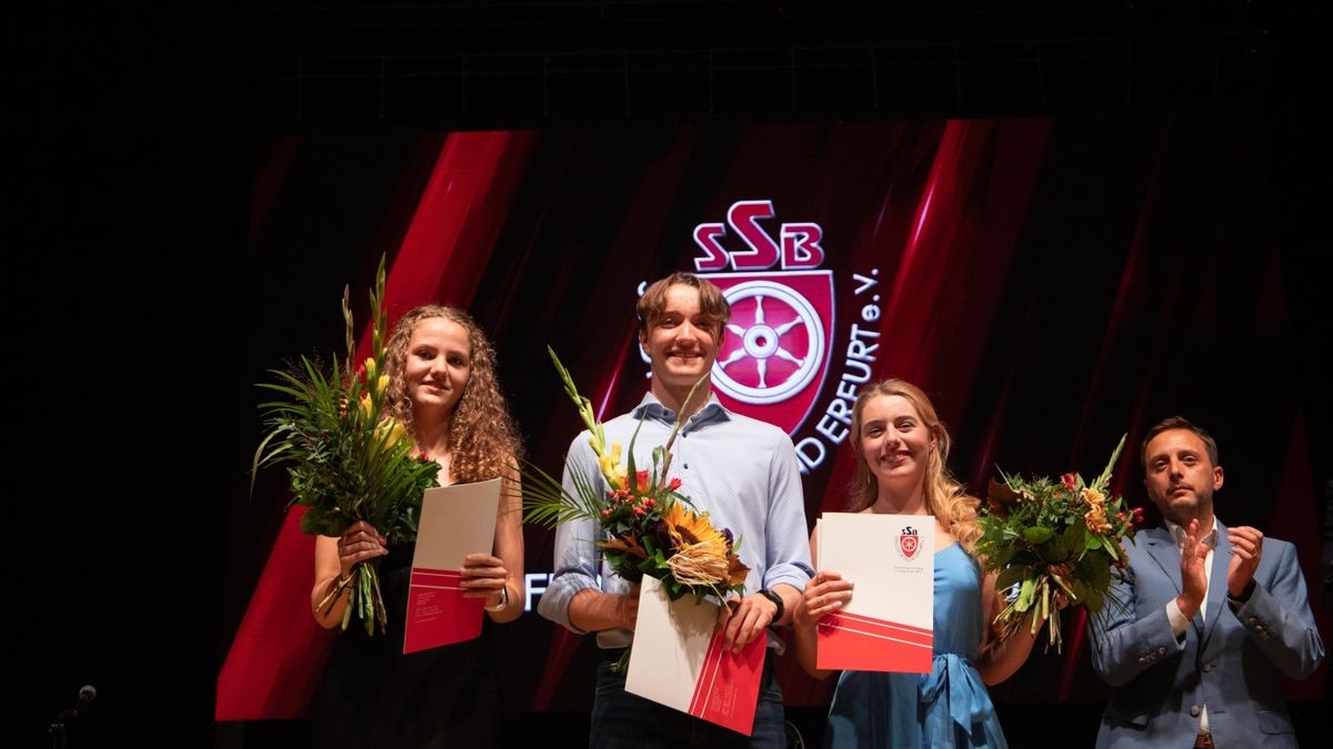 Karateka Hannah Riedel, Nachwuchssportlerin des Jahres 2020, Leichtathlet Benedikt Wallstein, Nachwuchssportler des Jahres 2021, Bahnradsportlerin Franzi Arendt, 3. Platz Nachwuchssportler des Jahres 2021 und Marco Alles, Sportchef der Thüringer Allgemeine, der mit Oberbürgermeister Andreas Bausewein die Preise übergab. (von links).