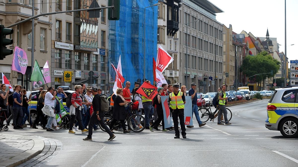 In Erfurt demonstrierten am Sonntag laut Polizei knapp 2000 Menschen unter dem Motto 