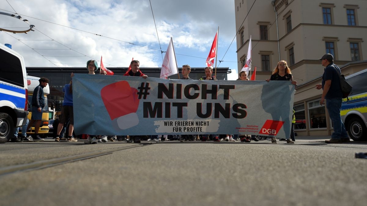 In Erfurt demonstrierten am Sonntag laut Polizei knapp 2000 Menschen unter dem Motto 