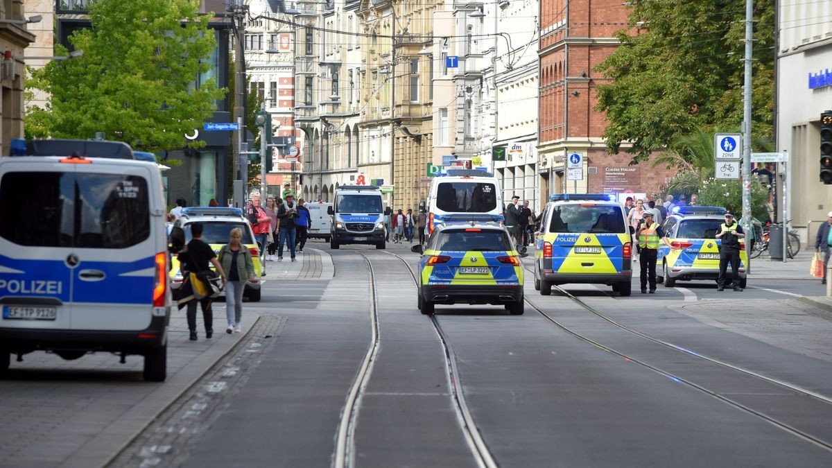 In Erfurt demonstrierten am Sonntag laut Polizei knapp 2000 Menschen unter dem Motto 