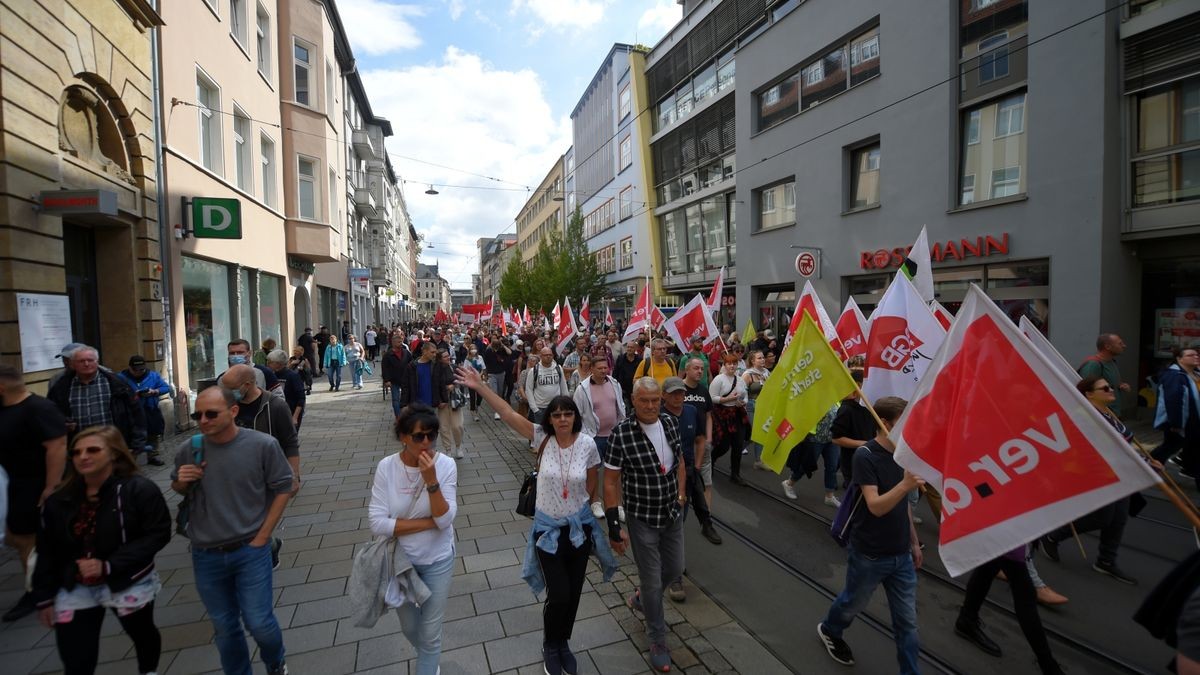 In Erfurt demonstrierten am Sonntag laut Polizei knapp 2000 Menschen unter dem Motto 